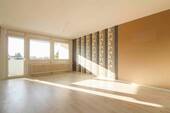 Wohnzimmer mit Loggia - Bezugsfreie 3-Zimmerwohnung in attraktiver Lage von Bielefeld-Stieghorst