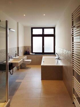 Badezimmer - Stilvolle 4-Zimmer-Wohnung mit Badewanne, Dusche und Süd-Balkon in denkmalgeschütztem Altbau