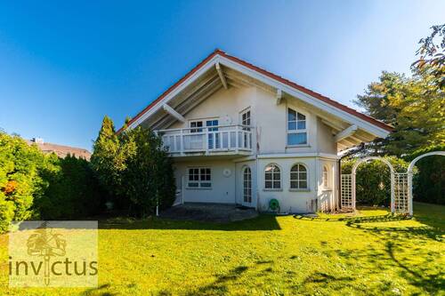 Rückansicht - Ein Haus zum Verlieben: ca. 320 m² Wohnfläche, 7 Zi., Garten, Doppelgarage & Einliegerwohnung