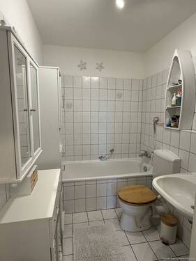 Bad mit Wanne - 