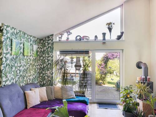 Wohnzimmer mit Kaminofen und Terrassenzugang Einliegerwohnung - 