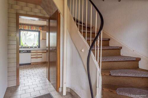 Eingangsdiele mit Treppe - 