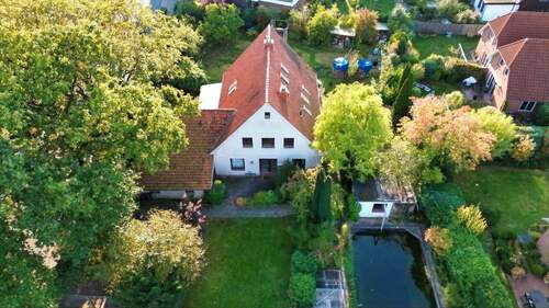 Hausansicht - Charmantes Ein-Zweifamilienhaus mit großem Grundstück, eigenem Schwimmteich und genug Platz für zwei Familien
