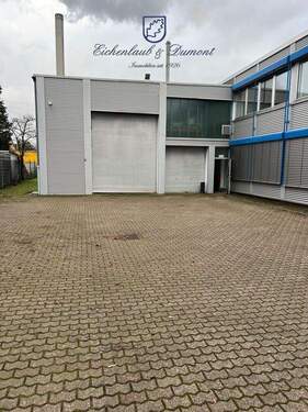 Vorplatz mit Toren - 