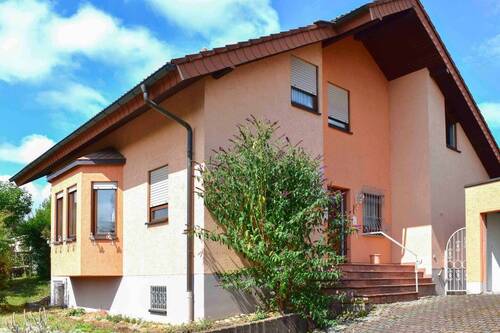 Aussenansicht - Großzügiges Zweifamilienhaus mit Terrasse, Wintergarten, Balkon, Doppelgarage, Sauna, Kachelofen