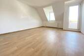 Wohnzimmer mit Balkon - 