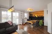Wohnzimmer - Charmante 3-Zimmer-Wohnung mit modernem Flair, Hobbyraum und sonnigem Balkon