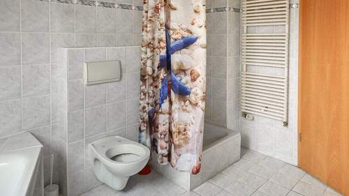 Dusche im Bad im Obergeschoss - 