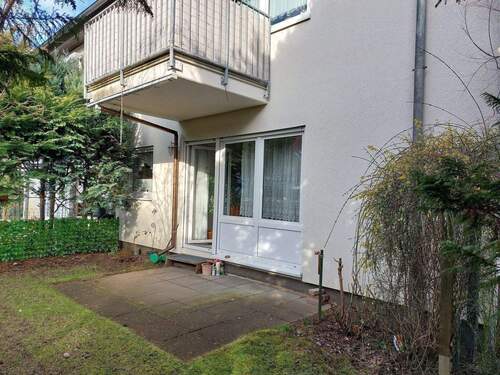 Terrasse Wohnung 1 Südseite - 3 Zimmer, Küche, großes Bad, Abstellraum, Terrasse, eingezäunter Garten, Keller, Waschkeller, eigene separate Tiefgarage !