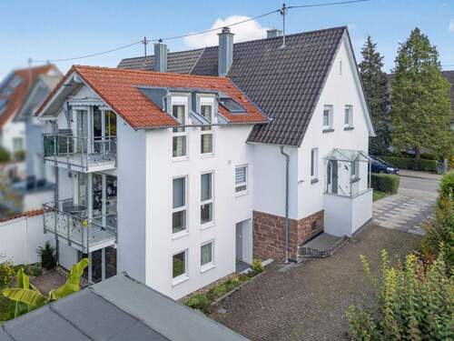 Haus Rückseite mit Balkon und Terrassenansicht - Einziehen, aufatmen, ankommen - Easy Living in Durlach!