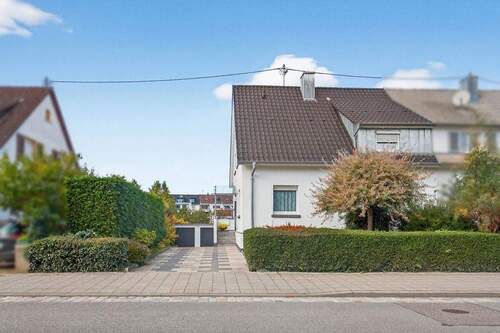 Haus- und Garagenansicht - 5 Zimmer Mehrfamilienhaus, Wohnhaus zum Kaufen in Karlsruhe