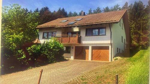 Südansicht - Haus mit viel Licht, Platz und Aussicht. Auch als Generationenhaus oder mit Praxis geeignet.