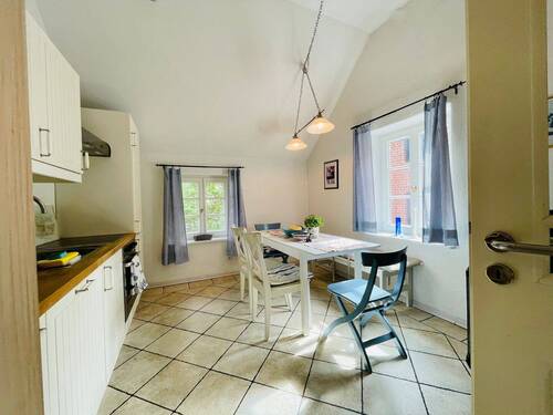 Küchenbereich mit großem Esstisch - 