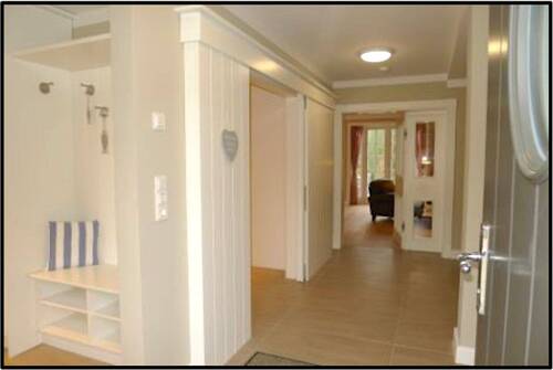 Links Garderobe + rechts WC - 