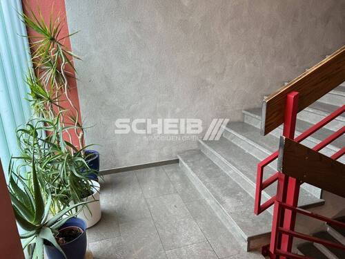 großzügiges Treppenhaus - 