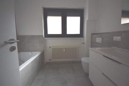 Bad - Erstbezug nach Sanierung! Schöne Wohnung mit Balkon und Gartennutzung