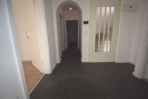 Flur (Eingangstür wird noch erneuert - 