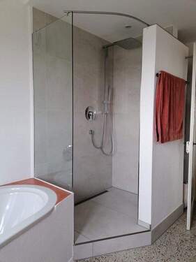 Dusche im Badezimmer im OG - 