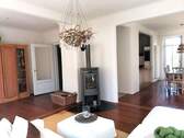 offenesWohnzimmer mit Holzofen - 