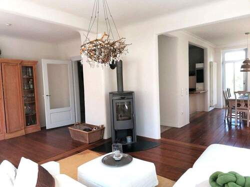 offenesWohnzimmer mit Holzofen - 