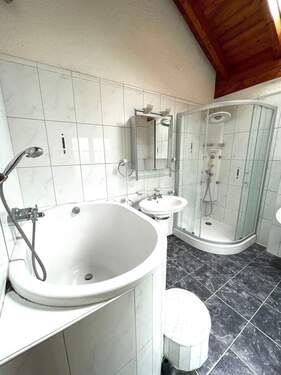 Badewanne und Dusche - 