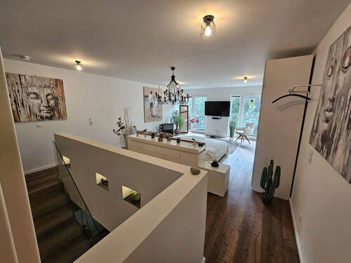 Blick ins loftartige Schlafzim - 