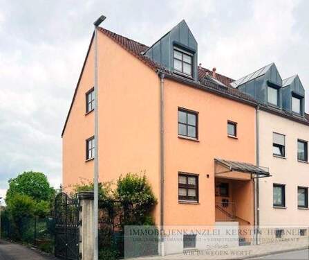 Ansicht Eingang - Reserviert: Viel Platz für die Familie und fußläufig zur Innenstadt: Großes REH mit Garten, Carport, Keller in ruhige...