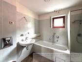 OG Bad mit Dusche und Badewanne - 