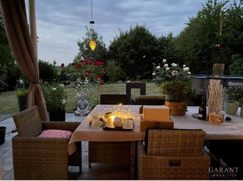 Terrassenansicht mit Garten - Exklusives Dreifamilienhaus von 2011 mit Wärmepumpe, Solar & 1.510 qm Grundstück