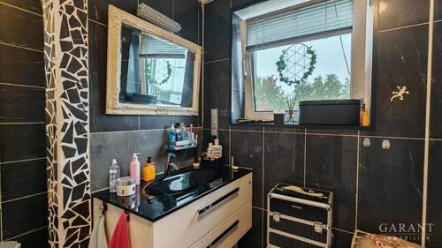Bad mit WC Badewanne und Dusche EG - 
