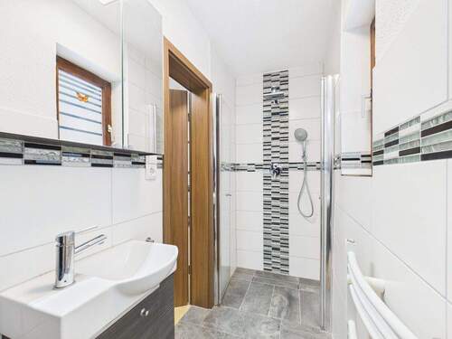 Gästetoilette mit Dusche - 