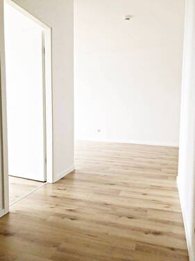 Flur zum Wohnzimmer - 2 Zimmer Etagenwohnung in Riesa