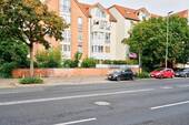 Strassenansicht - Solides Investment - mit Mietgarantie! Erdgeschoss-Apartment im beliebten Neusser Norden