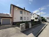 Ansicht - 2-Familienhaus mit ausbaufähigem DG, drei Garagen und großzügigem Grundstück
