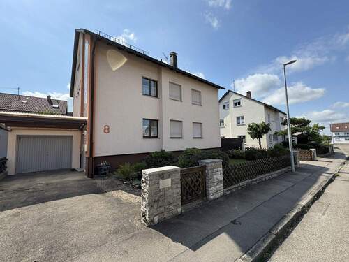 Ansicht - 2-Familienhaus mit ausbaufähigem DG, drei Garagen und großzügigem Grundstück