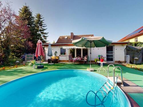 Titelbild - Bezugsfreies Einfamilienhaus mit großem Garten, Süd-Terrasse & Pool