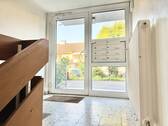 Hauseingang + Treppenhaus - 