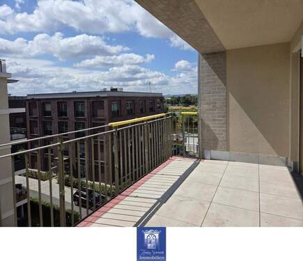 Balkon - Barrierefreie Dachwohnung mit 2 Balkonen an der Elbe in beliebten HafenCity! Erstbezug!