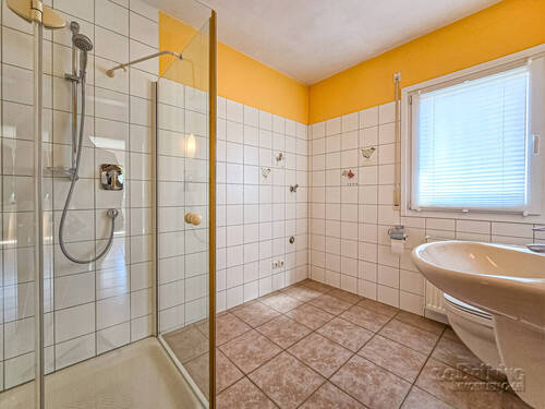 Gästebad mit Dusche und WMA - 