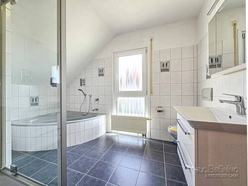 Badezimmer mit Dusche und Badewanne im DG - 