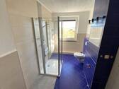 Bad mit Dusche, WC und Waschmaschinenanschluss - 