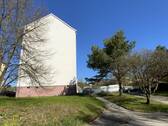 Ansicht Süd mit Zufahrt Parkplatz - 2 Zimmer Etagenwohnung in Schleiz