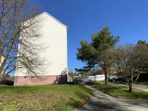 Ansicht Süd mit Zufahrt Parkplatz - 2 Zimmer Etagenwohnung in Schleiz
