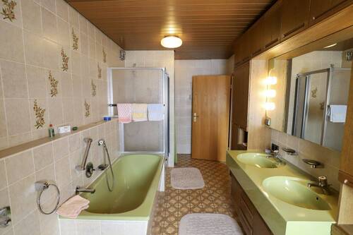 Dusch-, und Wannebad - Obergeschoss - Ansicht 2 - 