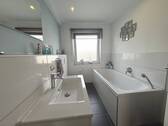 Bad mit Badewanne - 