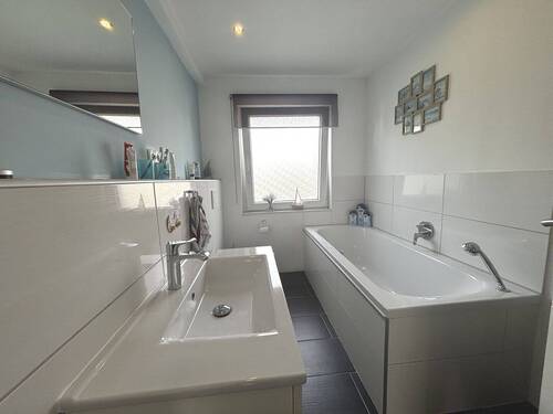 Bad mit Badewanne - 