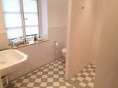 Badezimmer mit großer Dusche im EG - 