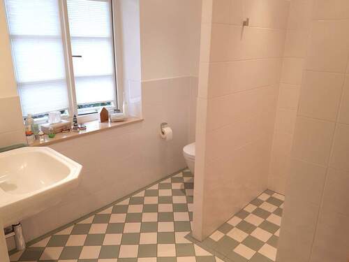 Badezimmer mit großer Dusche im EG - 