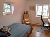 Eines der Zimmer im Obergeschoss - 
