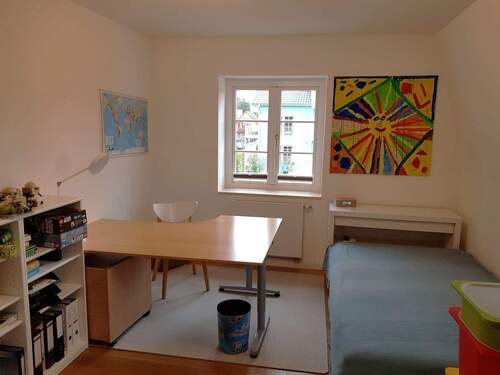 Noch eines der Zimmer im Obergeschoss - 